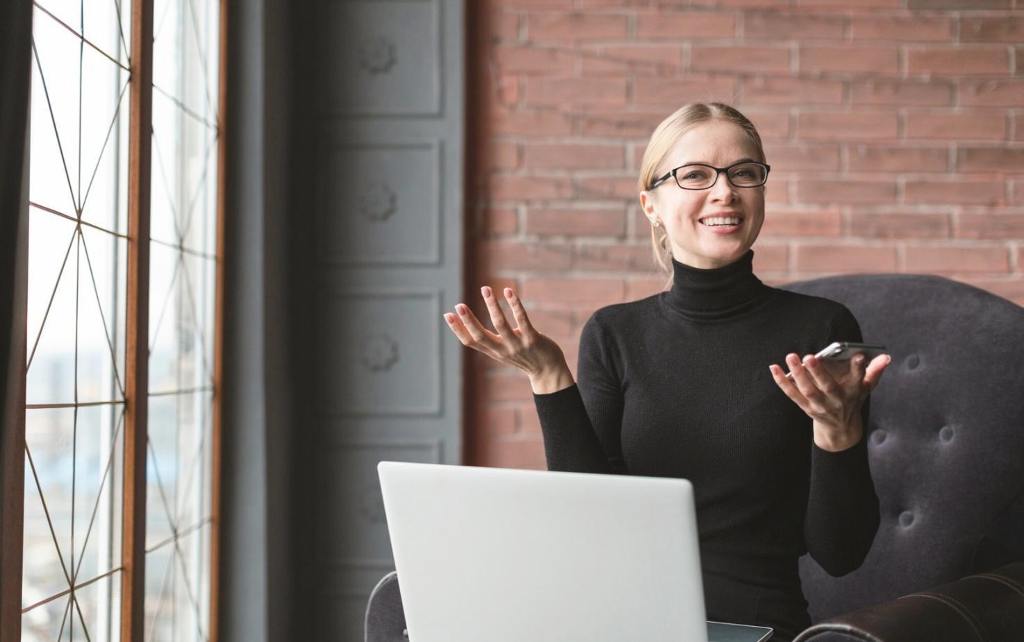 Estudiantes trabajando en análisis financiero colaborativo con datos reales