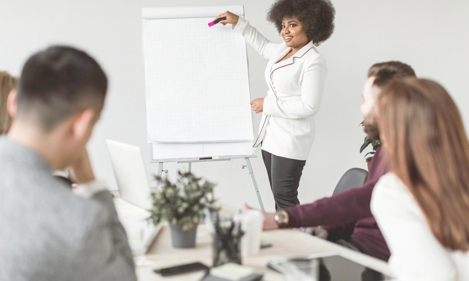 Detalle de plantilla Excel con modelo de valoración DCF y ratios financieros